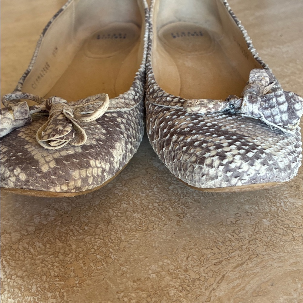 Stuart Weitzmsn Ballet Flat, Women 9.5, tan & cream Snakeskin with bow. EUC - Picture 11 of 16